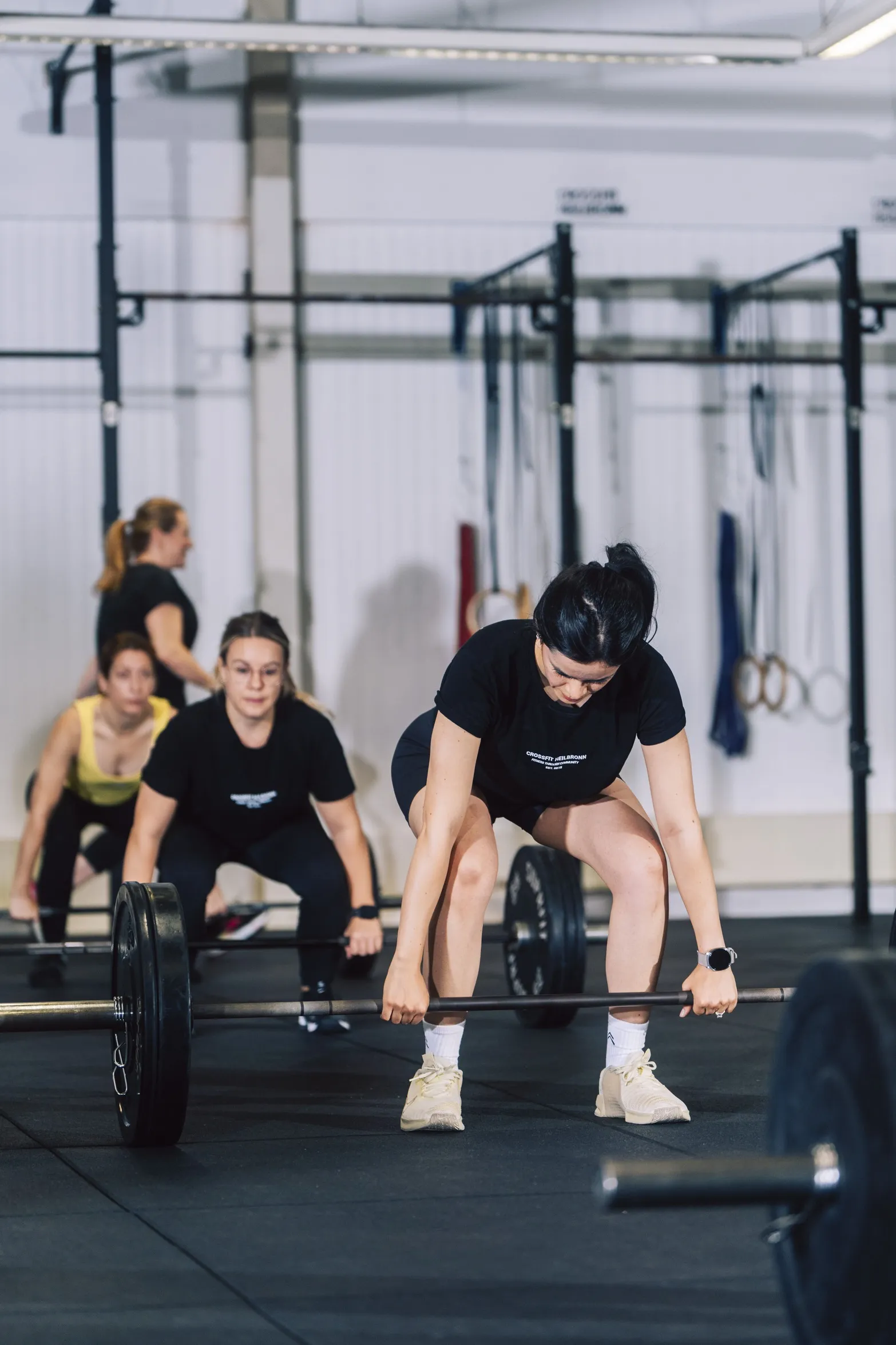 Mehrere Frauen heben Langhanteln in einem CrossFit-Kurs in Heilbronn.